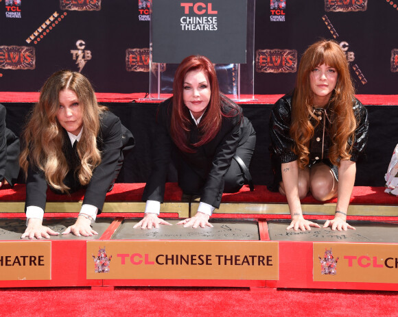 Lisa Marie Presley, Priscilla Presley, Riley Keough - Trois générations de Presley laissent leurs empreintes dans le ciment du TCL Chinese Theater pour célébrer la sortie du film "Elvis" à Los Angeles, le 21 juin 2022. 