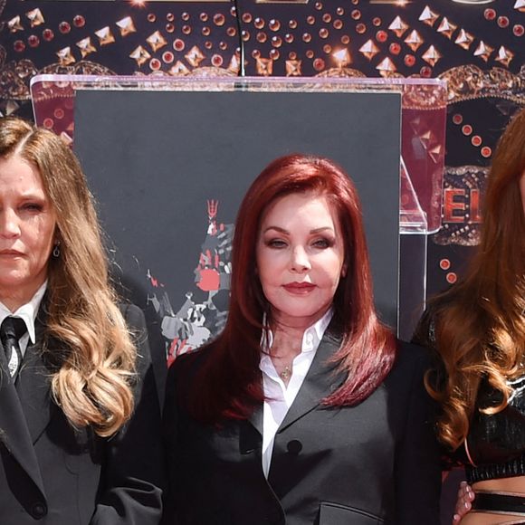 Finley Lockwood, Lisa Marie Presley, Priscilla Presley, Riley Keough, Harper Lockwood - Trois générations de Presley laissent leurs empreintes dans le ciment du TCL Chinese Theater pour célébrer la sortie du film "Elvis" à Los Angeles, le 21 juin 2022. 