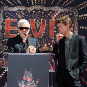 Baz Luhrmann and Austin Butler - Trois générations de Presley laissent leurs empreintes dans le ciment du TCL Chinese Theater pour célébrer la sortie du film "Elvis" à Los Angeles, le 21 juin 2022. 