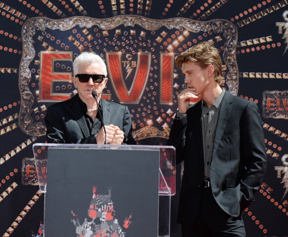 Baz Luhrmann and Austin Butler - Trois générations de Presley laissent leurs empreintes dans le ciment du TCL Chinese Theater pour célébrer la sortie du film "Elvis" à Los Angeles, le 21 juin 2022. <br /><br />
