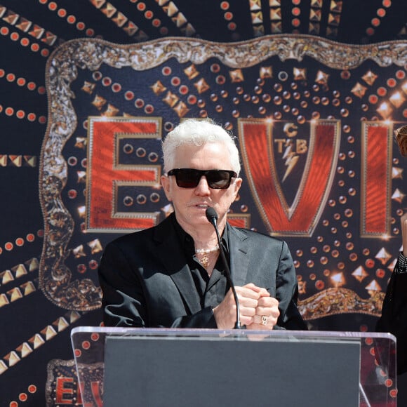 Baz Luhrmann and Austin Butler - Trois générations de Presley laissent leurs empreintes dans le ciment du TCL Chinese Theater pour célébrer la sortie du film "Elvis" à Los Angeles, le 21 juin 2022. 