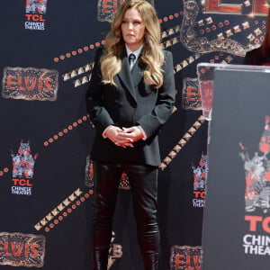 Lisa Marie Presley - Trois générations de Presley laissent leurs empreintes dans le ciment du TCL Chinese Theater pour célébrer la sortie du film "Elvis" à Los Angeles, le 21 juin 2022. 