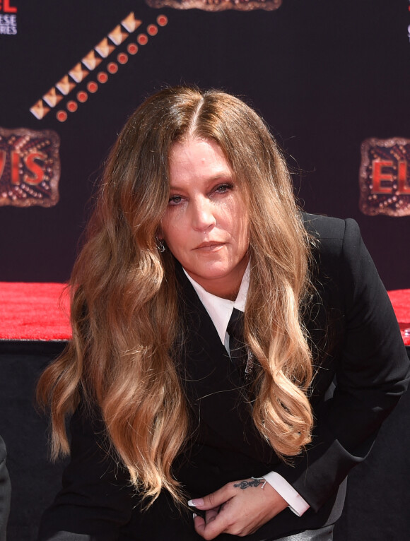 Lisa Marie Presley - Trois générations de Presley laissent leurs empreintes dans le ciment du TCL Chinese Theater pour célébrer la sortie du film "Elvis" à Los Angeles, le 21 juin 2022. 