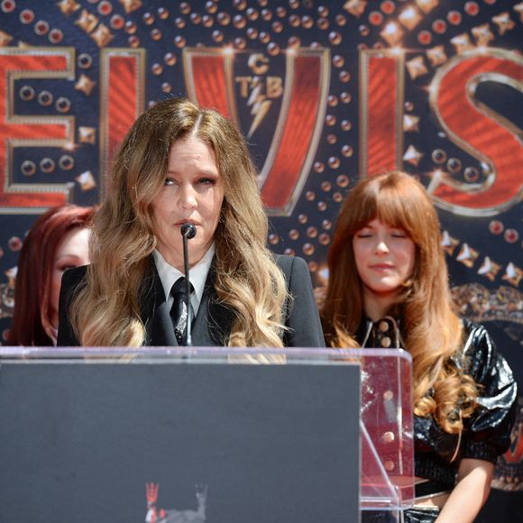 Lisa Marie Presley - Trois générations de Presley laissent leurs empreintes dans le ciment du TCL Chinese Theater pour célébrer la sortie du film "Elvis" à Los Angeles. 