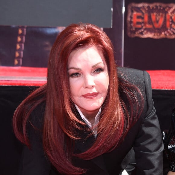 Priscilla Presley - Trois générations de Presley laissent leurs empreintes dans le ciment du TCL Chinese Theater pour célébrer la sortie du film "Elvis" à Los Angeles, le 21 juin 2022. 