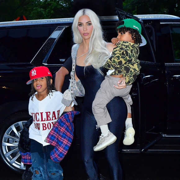 Kim Kardashian avec ses fils Saint et Psalm West arrivent à leur hôtel à New York, le 21 juin 2022.