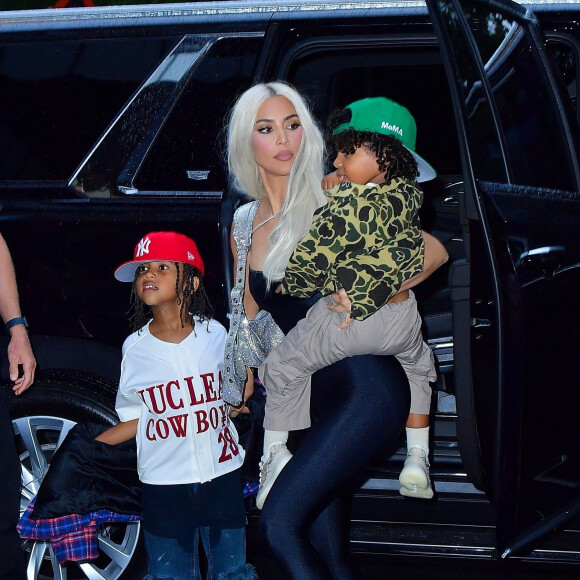 Kim Kardashian avec ses fils Saint et Psalm West arrivent à leur hôtel à New York, le 21 juin 2022.