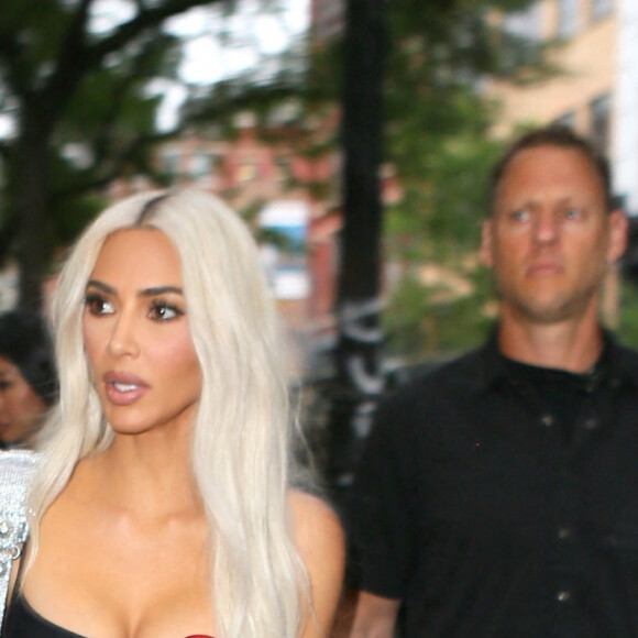 Kim Kardashian avec ses fils Saint et Psalm West à la sortie de leur hôtel à New York, le 21 juin 2022.