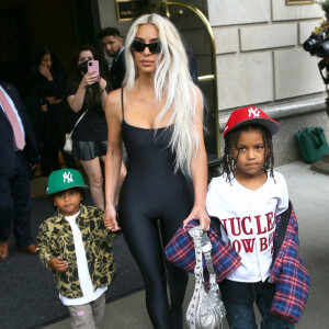 Kim Kardashian avec ses fils Saint et Psalm West à la sortie de leur hôtel à New York, le 21 juin 2022.