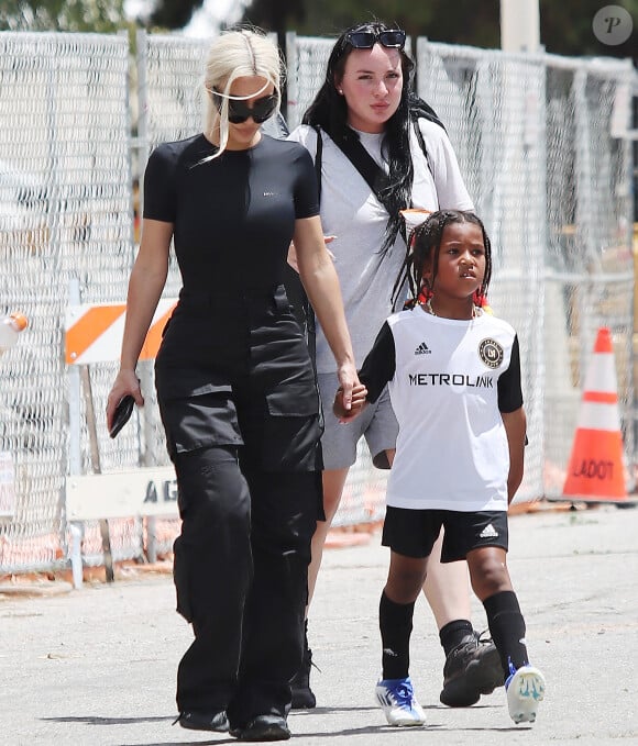Kim Kardashian emmène et regarde son fils Saint jouer au foot à Los Angeles, le 15 mai 2022.