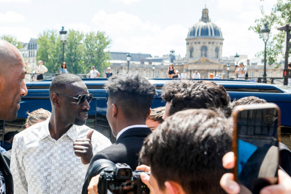 Omar Sy - Défilé de mode Homme printemps-été 2023 Louis Vuitton dans la Cour Carrée du Louvre à Paris, le 23 juin 2022. © Veeren-Clovis/Bestimage