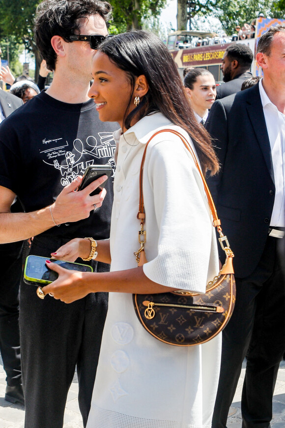 Omar Sy, rare sortie avec sa fille au défilé Louis Vuitton, face à Naomi  Campbell