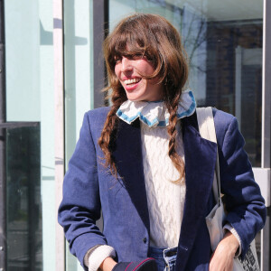 Lou Doillon quitte les studios de Radio France et prend son vélo électrique, à Paris, le 30 mars 2021. © Panoramic/Bestimage