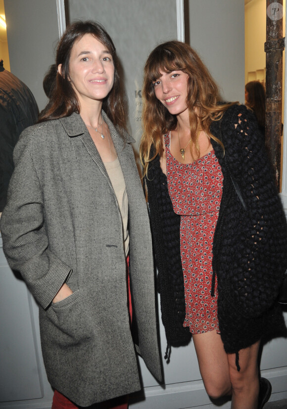 Lou Doillon et Charlotte Gainsbourg - Inauguration de la galerie cinéma d'Anne Dominique Toussaint et vernissage de l'exposition "Point of Vie " de Kate Barry. Paris, le 25 septembre 2013. 