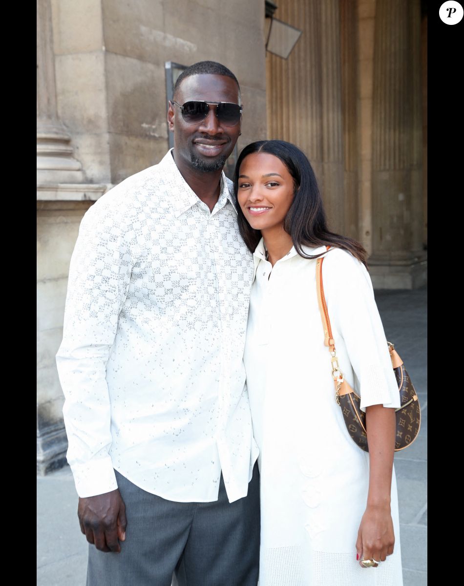 Omar Sy et sa fille Selly lors du défilé de mode Homme printemps-été 2023 Louis Vuitton dans la cour Carrée du Louvre à Paris, France, le 23 juin 2022. © Bertrand Rindoff/Bestimage