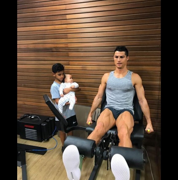 Cristiano Ronaldo fait de la musculation devant sion fils Cristiano Jr et l'un de ses jumeaux. Instagram, le 25 octobre 2017.