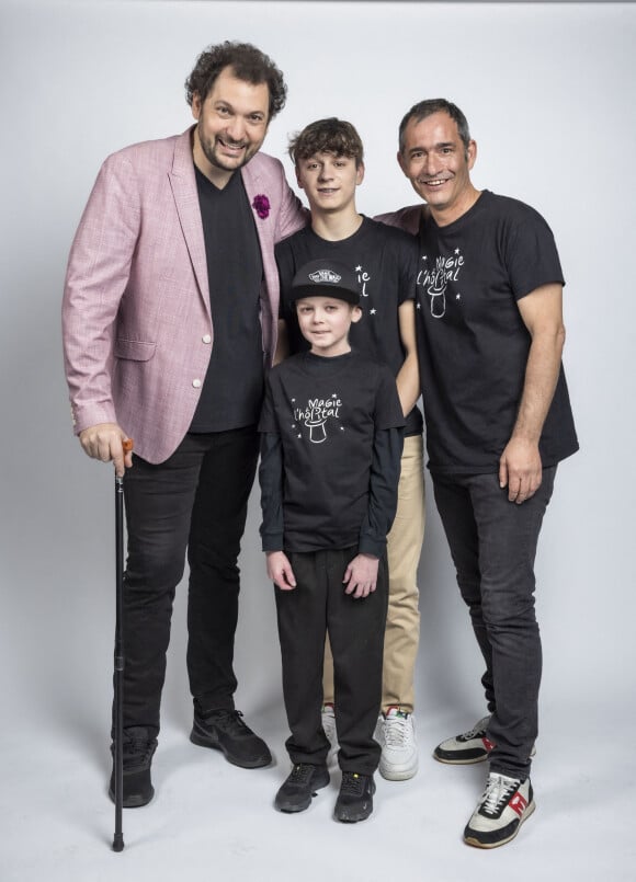 Exclusif -  Eric Antoine entouré de Eric Frot, Charles et sa soeur (enfants de l'association Magie à l'hôpital) - Backstage - Enregistrement de l'émission "La Chanson secrète 11" à Paris, diffusée le 24 juin sur TF1.
