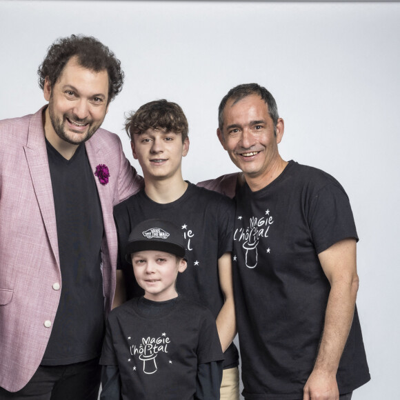 Exclusif -  Eric Antoine entouré de Eric Frot, Charles et sa soeur (enfants de l'association Magie à l'hôpital) - Backstage - Enregistrement de l'émission "La Chanson secrète 11" à Paris, diffusée le 24 juin sur TF1.