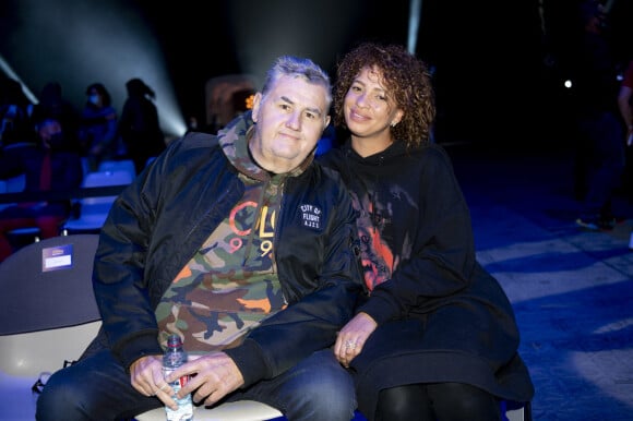 Pierre Ménès et sa femme Mélissa Acosta lors de la soirée de boxe à Paris La Défense Arena le 25 septembre 2020. © JB Autissier / Panoramic / Bestimage