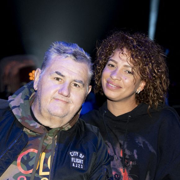 Pierre Ménès et sa femme Mélissa Acosta lors de la soirée de boxe à Paris La Défense Arena le 25 septembre 2020. © JB Autissier / Panoramic / Bestimage