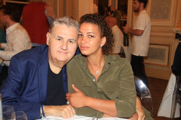 Pierre Ménès et sa femme Mélissa Acosta à Paris le 27 juin 2020. © Philippe Baldini / Bestimage 