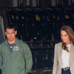 Catherine (Kate) Middleton, duchesse de Cambridge rend visite à la Royal Air Force de Brize Norton dans l'Oxfordshire pour rencontrer les personnes impliquées dans l'évacuation de l'Afghanistan. le 15 septembre 2021.