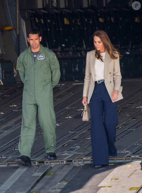 Catherine (Kate) Middleton, duchesse de Cambridge rend visite à la Royal Air Force de Brize Norton dans l'Oxfordshire pour rencontrer les personnes impliquées dans l'évacuation de l'Afghanistan. le 15 septembre 2021.
