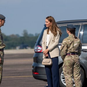 Catherine (Kate) Middleton, duchesse de Cambridge rend visite à la Royal Air Force de Brize Norton dans l'Oxfordshire pour rencontrer les personnes impliquées dans l'évacuation de l'Afghanistan. le 15 septembre 2021. 