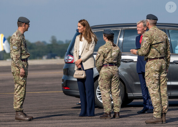 Catherine (Kate) Middleton, duchesse de Cambridge rend visite à la Royal Air Force de Brize Norton dans l'Oxfordshire pour rencontrer les personnes impliquées dans l'évacuation de l'Afghanistan. le 15 septembre 2021. 