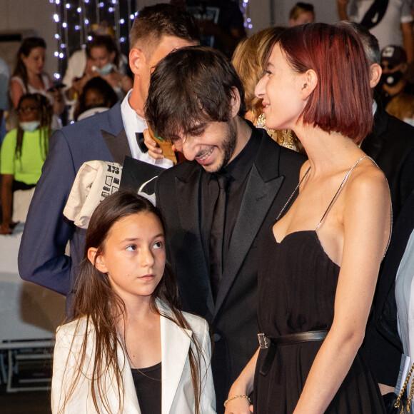 Alice, Ben et Joe Attal (les enfants de Charlotte Gainsbourg) - Montée des marches du film "Jane par Charlotte" lors du 74ème Festival International du Film de Cannes. Le 7 juillet 2021 © Borde-Jacovides-Moreau / Bestimage
