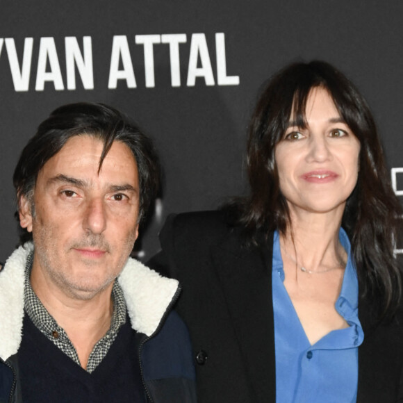 Yvan Attal et sa compagne Charlotte Gainsbourg - Avant-première du film "Les Choses Humaines" au cinéma UGC Normandie à Paris le 23 novembre 2021. © Coadic Guirec/Bestimage 