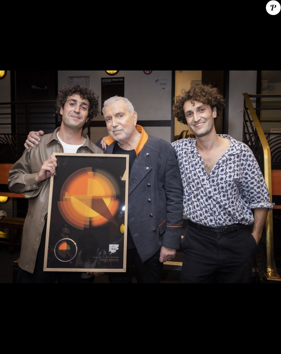 Exclusif - Bernard Lavilliers remet un disque de platine au groupe Terrenoire pour leur participation à son album - Backstage du concert de Bernard Lavilliers à l'Olympia à Paris le 16 juin 2022. © Jack Tribeca / Bestimage