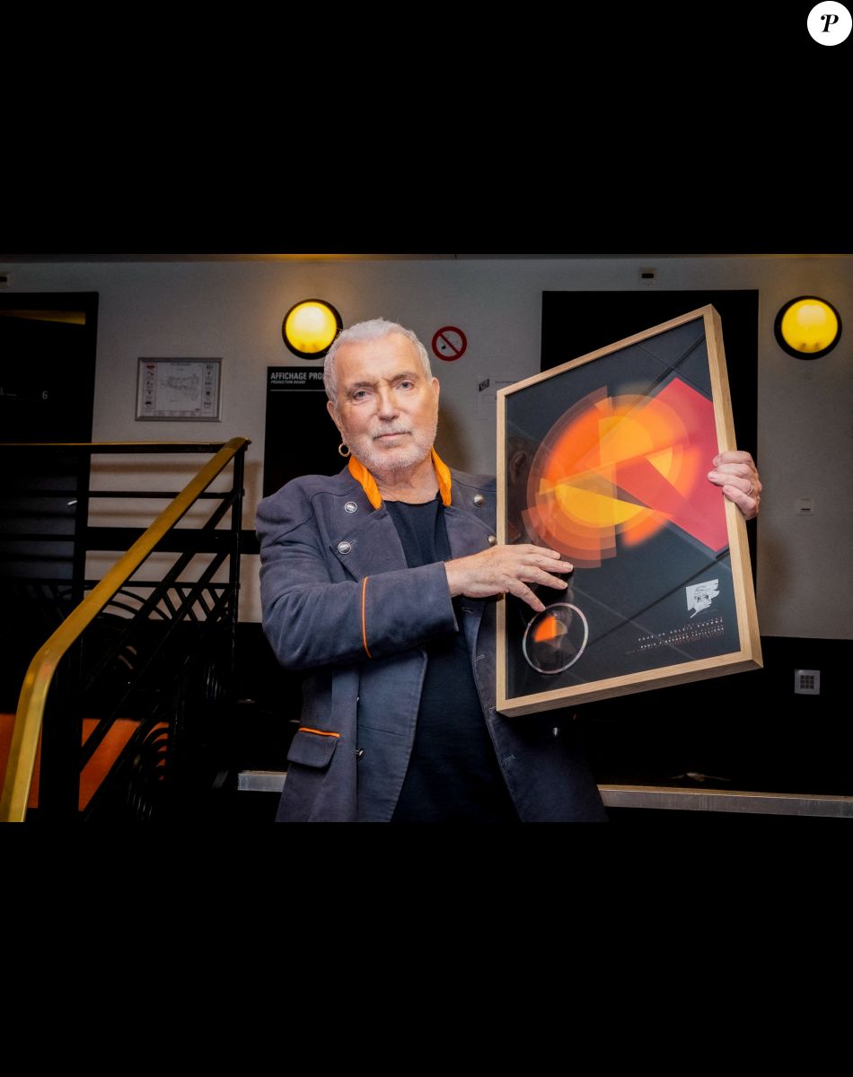 Exclusif - Bernard Lavilliers reçoit un disque de platine - Backstage du concert de Bernard Lavilliers à l'Olympia à Paris le 16 juin 2022. © Jack Tribeca / Bestimage
