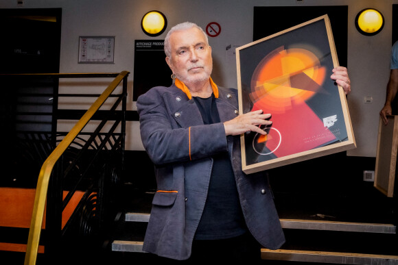 Exclusif - Bernard Lavilliers reçoit un disque de platine - Backstage du concert de Bernard Lavilliers à l'Olympia à Paris le 16 juin 2022. © Jack Tribeca / Bestimage 