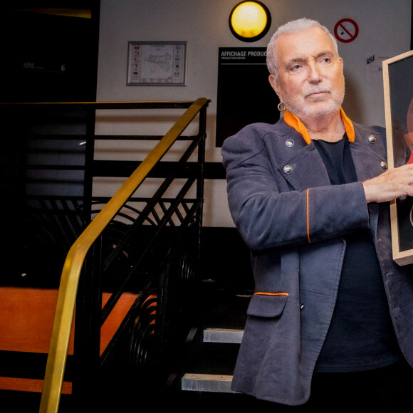 Exclusif - Bernard Lavilliers reçoit un disque de platine - Backstage du concert de Bernard Lavilliers à l'Olympia à Paris le 16 juin 2022. © Jack Tribeca / Bestimage 