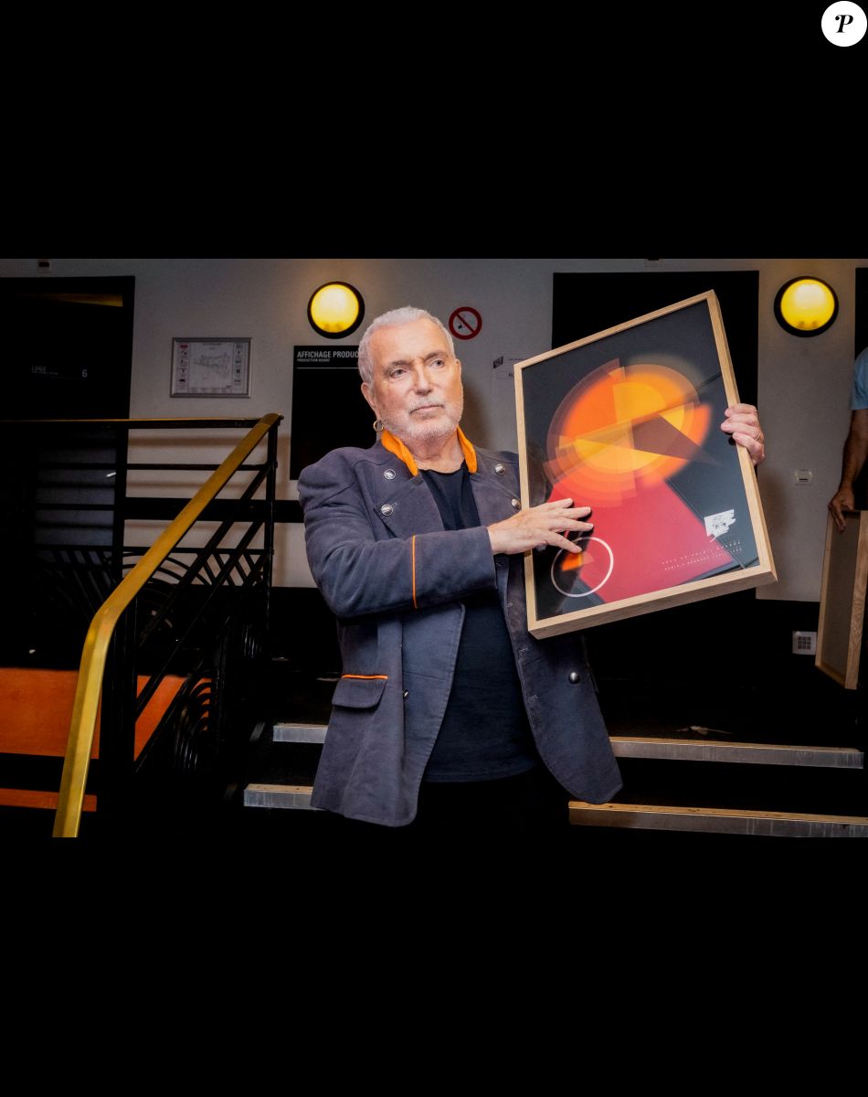 Exclusif - Bernard Lavilliers reçoit un disque de platine - Backstage du concert de Bernard Lavilliers à l'Olympia à Paris le 16 juin 2022. © Jack Tribeca / Bestimage