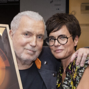 Exclusif - Bernard Lavilliers remet un disque de platine à sa femme Sophie Chevallier-Lavilliers pour sa participation à son album (création graphique) - Backstage du concert de Bernard Lavilliers à l'Olympia à Paris le 16 juin 2022. © Jack Tribeca / Bestimage 