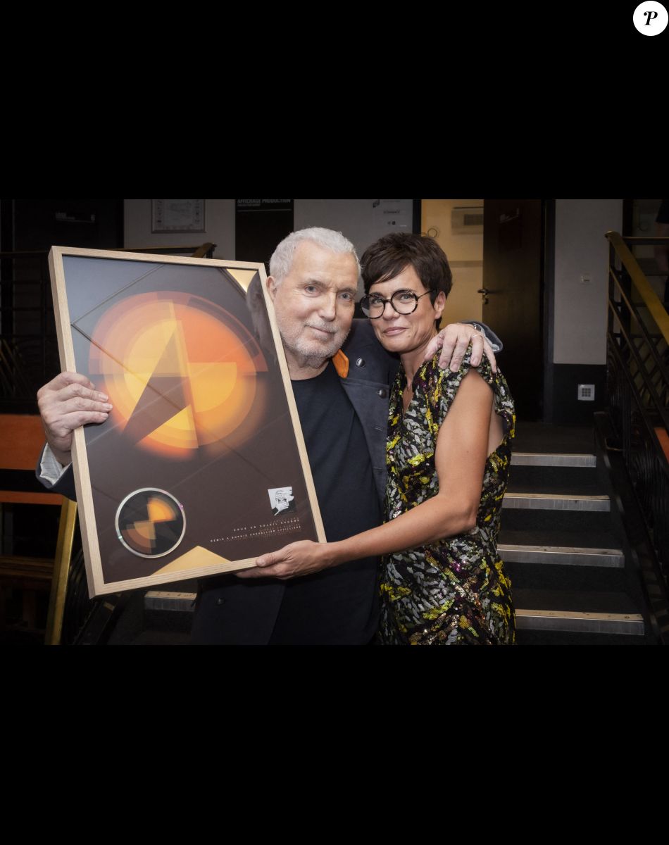 Exclusif - Bernard Lavilliers remet un disque de platine à sa femme Sophie Chevallier-Lavilliers pour sa participation à son album (création graphique) - Backstage du concert de Bernard Lavilliers à l'Olympia à Paris le 16 juin 2022. © Jack Tribeca / Bestimage