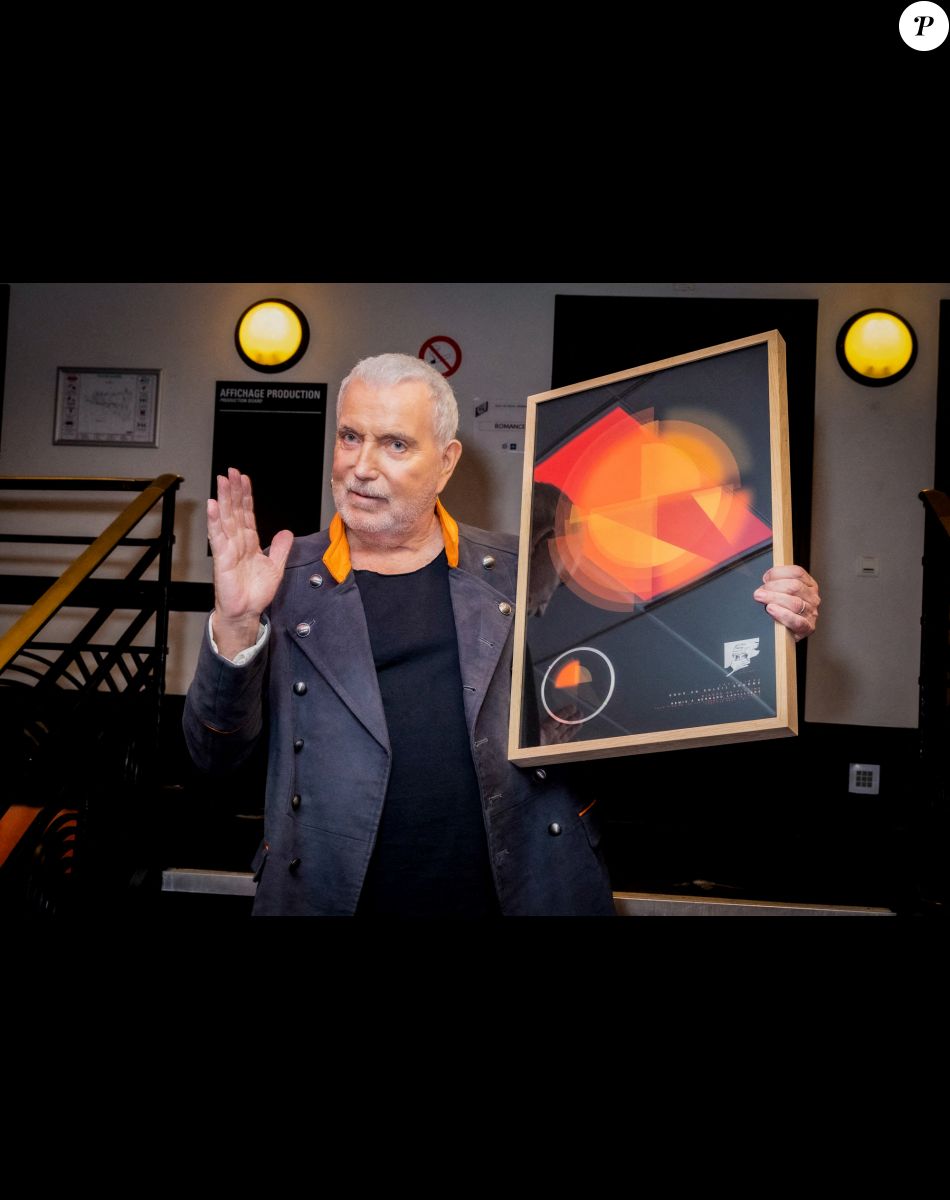 Exclusif - Bernard Lavilliers reçoit un disque de platine - Backstage du concert de Bernard Lavilliers à l'Olympia à Paris le 16 juin 2022. © Jack Tribeca / Bestimage