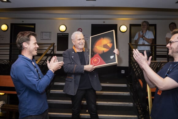 Exclusif - Bernard Lavilliers reçoit un disque de platine - Backstage du concert de Bernard Lavilliers à l'Olympia à Paris le 16 juin 2022. © Jack Tribeca / Bestimage 