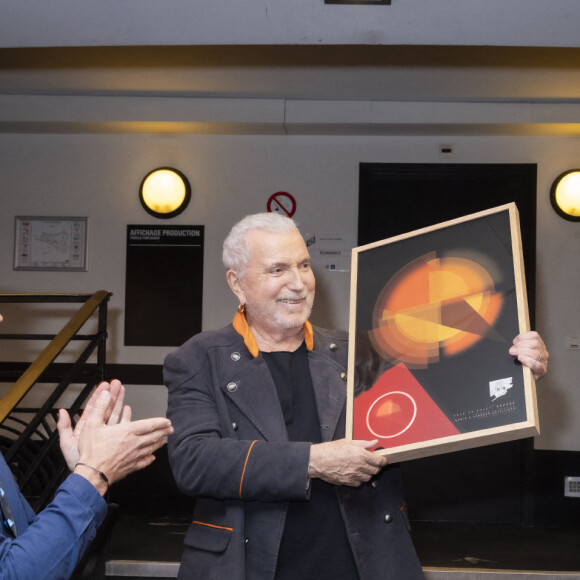 Exclusif - Bernard Lavilliers reçoit un disque de platine - Backstage du concert de Bernard Lavilliers à l'Olympia à Paris le 16 juin 2022. © Jack Tribeca / Bestimage 