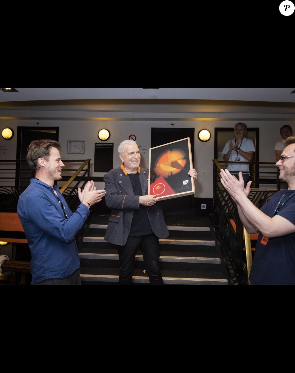 Exclusif - Bernard Lavilliers reçoit un disque de platine - Backstage du concert de Bernard Lavilliers à l'Olympia à Paris le 16 juin 2022. © Jack Tribeca / Bestimage