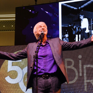 Dave en concert surprise durant la célébration des 50 ans du centre commercial CAP3000 le 21 novembre 2019. © Bruno Bebert/Bestimage