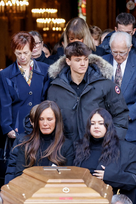 Nathalie Marquay et ses enfants Lou et Tom - La famille de Jean-Pierre Pernaut à la sortie des obsèques en la Basilique Sainte-Clotilde à Paris le 9 mars 2022. © Cyril Moreau/Bestimage