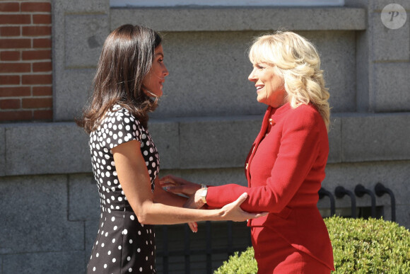 La reine Letizia reçoit la première dame des Etats-Unis, Jill Biden au palais Zarzuela à Madrid le 27 juin 2022. 