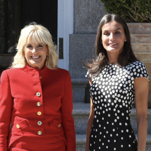 La reine Letizia reçoit la première dame des Etats-Unis, Jill Biden au palais Zarzuela à Madrid.