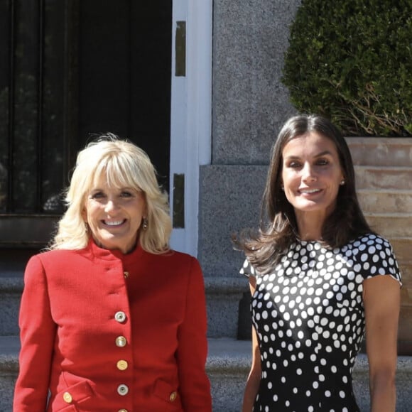 La reine Letizia reçoit la première dame des Etats-Unis, Jill Biden au palais Zarzuela à Madrid le 27 juin 2022. 