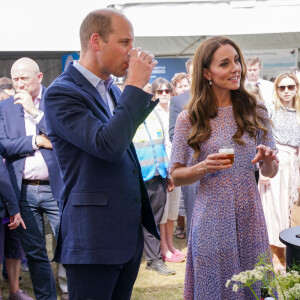 Le prince William, duc de Cambridge, et Catherine (Kate) Middleton, duchesse de Cambridge, lors d'une visite à la toute première journée du comté de Cambridgeshire à l'hippodrome July à Newmarket, Royaume Uni, le 23 juin 2022.
