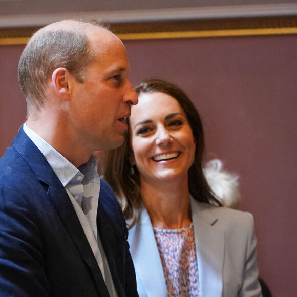 Le prince William, duc de Cambridge, et Catherine (Kate) Middleton, duchesse de Cambridge, découvrent leur portrait de l'artiste Jamie Coreth au musée Fitzwilliam de l'Université de Cambridge, Royaume Uni, le 23 juin 2022.