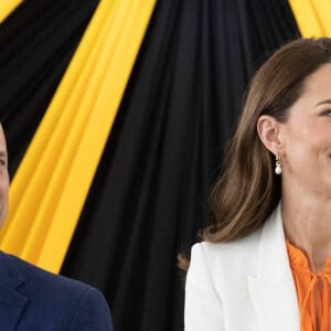 Le prince William, duc de Cambridge, et Catherine (Kate) Middleton, duchesse de Cambridge, rencontrent le Premier ministre de Jamaïque, Andrew Holness et sa femme Juliet à Kingston lors de leur visite officielle dans les Caraïbes pour marquer le jubilé de la reine. Le 23 mars 2022.